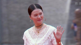 谭维维白色长裙尽显端庄大方 成龙电影周闭幕表演热血歌曲